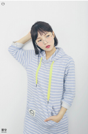 豆蔻 —— 在还常做白日梦的年纪里 / 每个女孩都有过公主梦 / 只是后来有的女孩还带着那个梦 / 有的却丢了