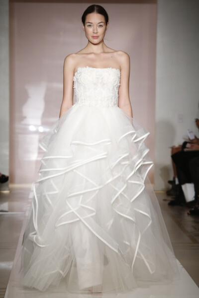 Reem Acra 2014 秋冬婚纱系列 总体简约细致的剪裁让婚纱冉升一股华丽的感染力，用散发的气场去诉说珍贵的幸福。面料触感极佳且极具超现代感，展现流动性和结构之间的双重性～