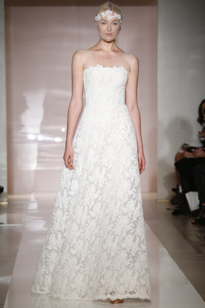 Reem Acra 2014 秋冬婚纱系列 总体简约细致的剪裁让婚纱冉升一股华丽的感染力，用散发的气场去诉说珍贵的幸福。面料触感极佳且极具超现代感，展现流动性和结构之间的双重性～