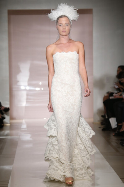 Reem Acra 2014 秋冬婚纱系列 总体简约细致的剪裁让婚纱冉升一股华丽的感染力，用散发的气场去诉说珍贵的幸福。面料触感极佳且极具超现代感，展现流动性和结构之间的双重性～