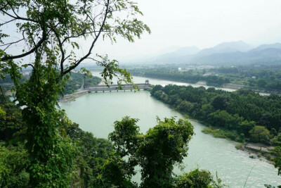 爬到玉垒什么来着 然后就往远处看到了这样的风景