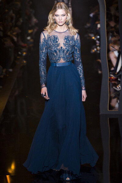 Elie Saab(艾莉.萨博)2015秋冬时装周。这个系列的背景设置是一片由硬纸板剪成的森林，按预想它应该成为一个带有黑暗浪漫色彩的森林风格飘逸服装荟萃。但是它也仿佛让你置身纽约：它的华而不实、光彩浮华以及一贯的奢…