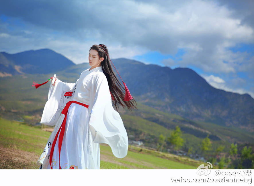 @coser小梦[玫瑰][玫瑰]
#汉服私影#
【 出云 · 奔月】
—————
鸟知归，
云出岫，
两忘情。
—————
出境/后期/妆发：原po
摄影： @花蜀黍