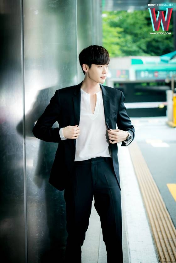 w两个世界李钟硕官网更新剧照