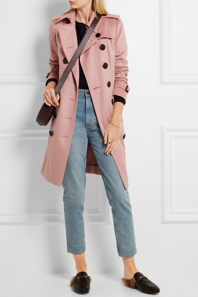 Burberry London 本季以华美的嫩粉色羊绒全新演绎其 “Sandringham” 风衣。它的正面呈现经典的双排扣设计，并继承了肩章、搭扣腰带和防雨前片等军装元素。这件奢华单品的柔和色调与浅色牛仔单品可谓完美搭配。
