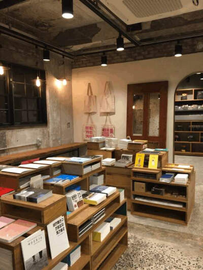 무한도전 卢洪哲开书店了
名字叫做：『哲的书店』
地址：서울시 용산구 용산동2가 1-92
营业时间
8月26日星期五pm1～pm8
8月27日星期六pm1～pm8
8月28日星期日am11～pm7
Cr 見上面ins 及Naver
