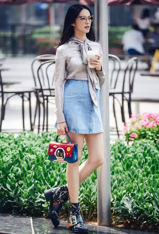 怀孕的姚晨更美了，金属风的鞋包和淡色系服装也很搭