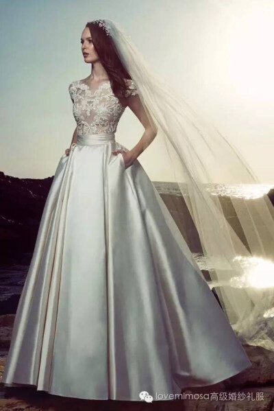 典雅奢华的宫廷巴洛克风一直是Zuhair Murad婚纱的标志之一，这位来自黎巴嫩的设计师将自己本国的璀璨历史文化引入到婚纱礼服中，以闻名于世的精湛手工技艺，将Zuhair Murad婚纱打造成世界闻名的“奢侈礼服”。每一件…