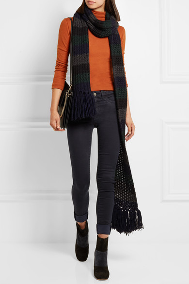 M.i.h Jeans 这款 “Beat” 围巾上饰有黑色、炭灰色、森林绿色与午夜蓝色条纹，羊驼毛与美利奴羊毛成分确保了极致柔软的温暖触感。单品款式超长，两端点缀着流苏，适合多圈缠绕，抵御寒冷天气。