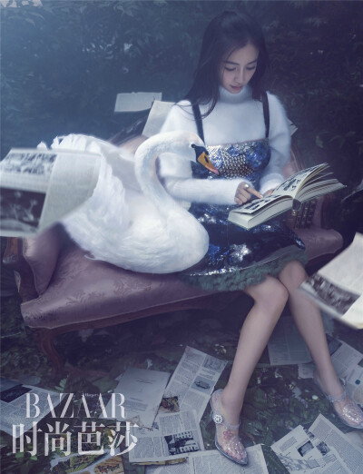 2016《Harper’s BAZAAR 时尚芭莎》九月刊封面：Angelababy（杨颖）（神秘森林中的公主，美艳不可方物。）