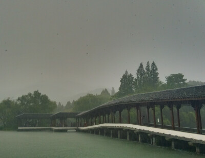 西湖雨景