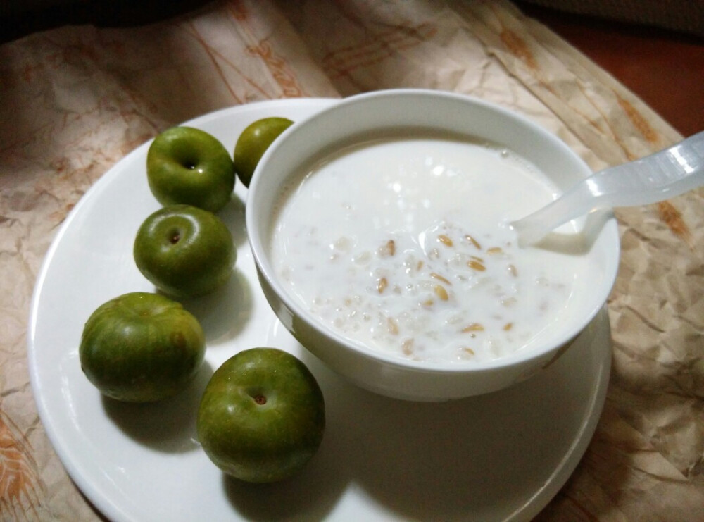 8月26号。早餐～就是喜欢牛奶燕麦粥啊，吃的饱还好吃～ 青李子是来成都之后才吃的，以前从来没吃过，最近好爱吃水果，葡萄桃子也停不下来。