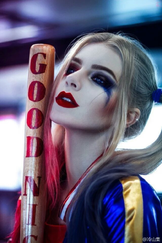  乌克兰模特 Katya Kosova，前段时间在ins上放出了一组自己cos小丑女Harley Quinn的照片，许多人表示非常惊艳。比较值得一提的是，这组照片是在南京拍的，她目前在南京信息工程大学留学。 