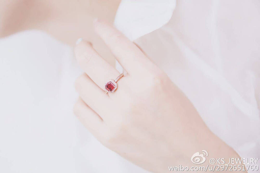 #气质女人的时尚饰品#漂亮的女人是懂得用饰品来装饰自己，KS-JEWELRY家的饰品，不仅色泽光彩夺目，闪闪动人，而且设计简约独特，材质上不会变色不会过敏，