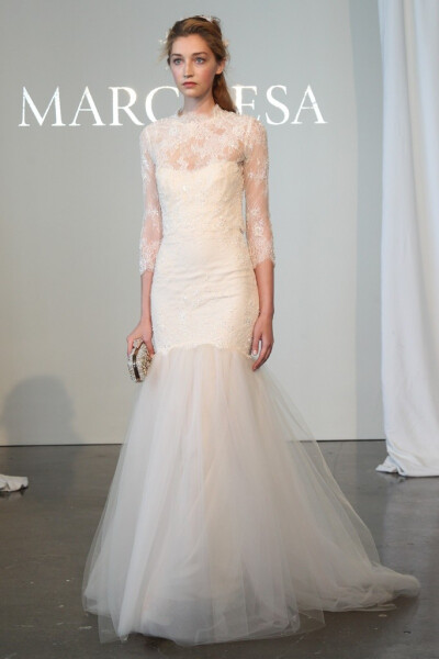 Marchesa 2015春夏系列婚纱 经典蕾丝搭配优雅如流水般的白纱裙摆，剪裁贴合新娘的身形，没有任何闪耀动人的配饰，束在上方的头纱、握在手中的花束，是让新娘更加闪闪发光的完美配角～