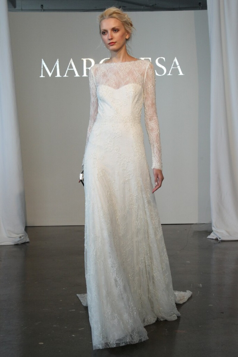 Marchesa 2015春夏系列婚纱 经典蕾丝搭配优雅如流水般的白纱裙摆，剪裁贴合新娘的身形，没有任何闪耀动人的配饰，束在上方的头纱、握在手中的花束，是让新娘更加闪闪发光的完美配角～