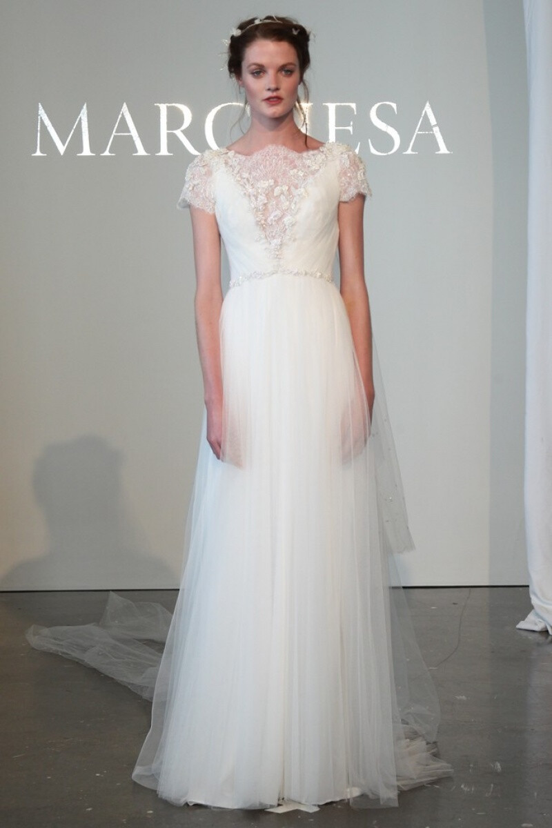 Marchesa 2015春夏系列婚纱 经典蕾丝搭配优雅如流水般的白纱裙摆，剪裁贴合新娘的身形，没有任何闪耀动人的配饰，束在上方的头纱、握在手中的花束，是让新娘更加闪闪发光的完美配角～