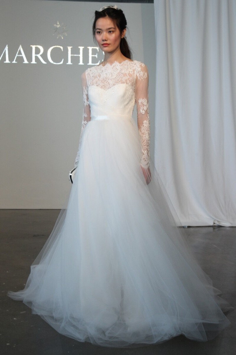 Marchesa 2015春夏系列婚纱 经典蕾丝搭配优雅如流水般的白纱裙摆，剪裁贴合新娘的身形，没有任何闪耀动人的配饰，束在上方的头纱、握在手中的花束，是让新娘更加闪闪发光的完美配角～