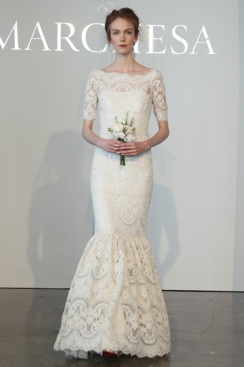 Marchesa 2015春夏系列婚纱 经典蕾丝搭配优雅如流水般的白纱裙摆，剪裁贴合新娘的身形，没有任何闪耀动人的配饰，束在上方的头纱、握在手中的花束，是让新娘更加闪闪发光的完美配角～