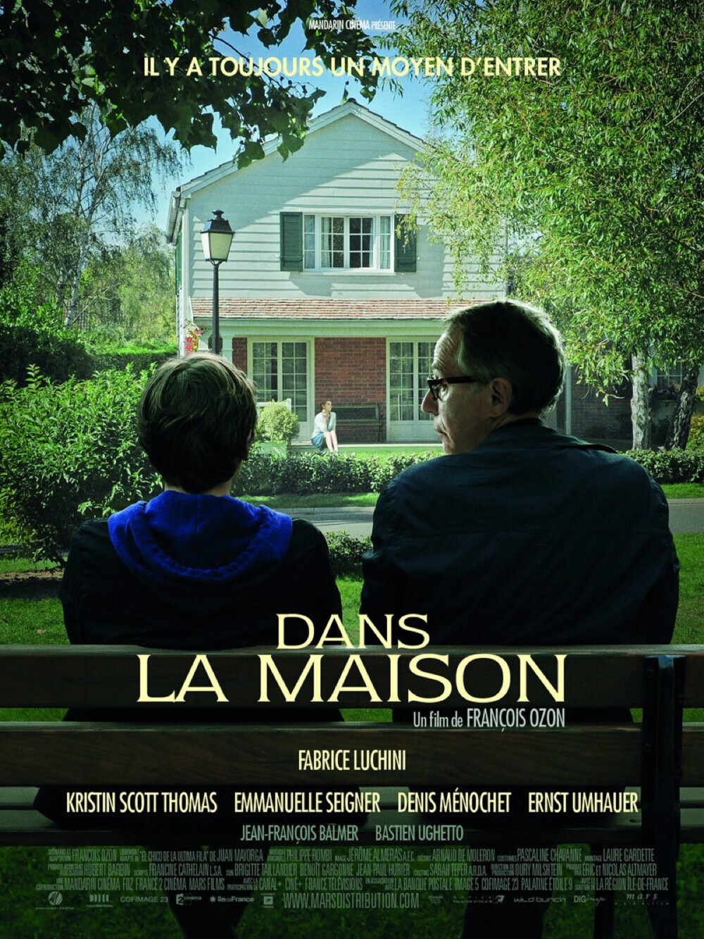 Dans la maison. 登堂入室。
刚好看见有人求法国电影，不知道怎么的就想起这一部，故事就像这个小男生写的作文一样让人慢慢着迷，只是老师和学生开始慢慢模糊了真实与创作，伤人伤己。还是挺精彩的。