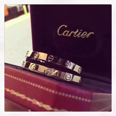 260￥【情人节送礼首选】无钻Cartier Love系列手镯 金色，白色，玫瑰金色，尺寸有16，17，18，19，共4个码数三个颜色可以选择logo刻字细节完美