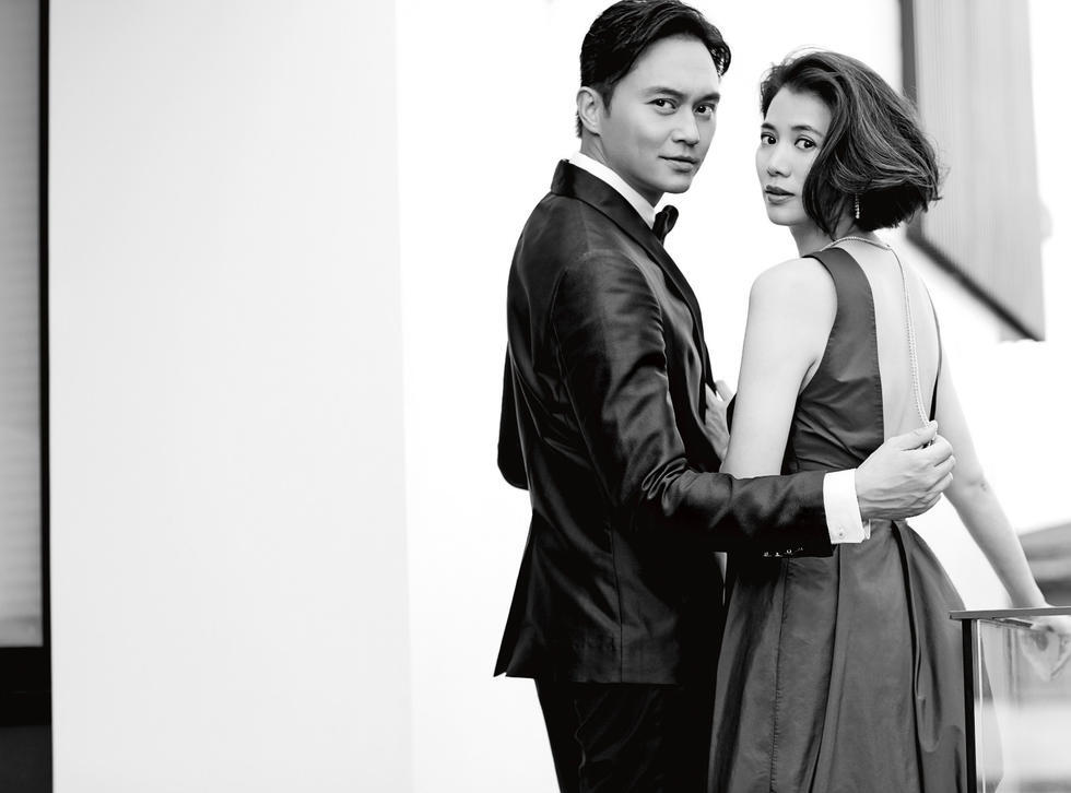 【张智霖袁咏仪夫妇甜蜜登封面 夫妻相拥浪漫温馨】近日，张智霖袁咏仪夫妇曝光封面大片，以清新干净的白色服饰为主，演绎了生活中的甜蜜浪漫。张智霖袁咏仪夫妇吃水果有说有笑。壁纸 明星 帅哥 男神 美女 女神 服饰 写真 拍摄 妆容 画报 cp