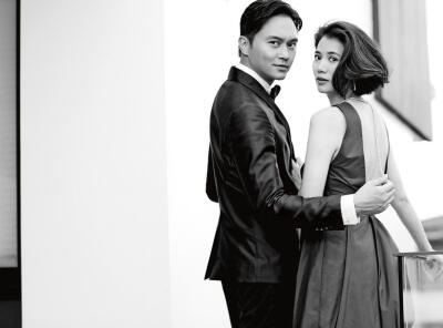 【张智霖袁咏仪夫妇甜蜜登封面 夫妻相拥浪漫温馨】近日，张智霖袁咏仪夫妇曝光封面大片，以清新干净的白色服饰为主，演绎了生活中的甜蜜浪漫。张智霖袁咏仪夫妇吃水果有说有笑。壁纸 明星 帅哥 男神 美女 女神 服饰 …