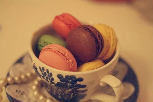 咖啡杯中的马卡龙