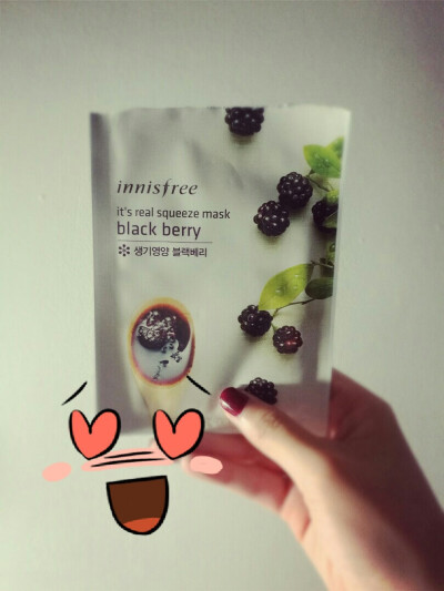 #Innisfree面膜测评#black barry黑莓保湿美白抗氧化 面膜乳液是白色的，有淡淡的果香，保湿不错，混油皮夏天还是油了点，美白嘛~只用了一片好像没多大效果，不过肤色好像有提亮~