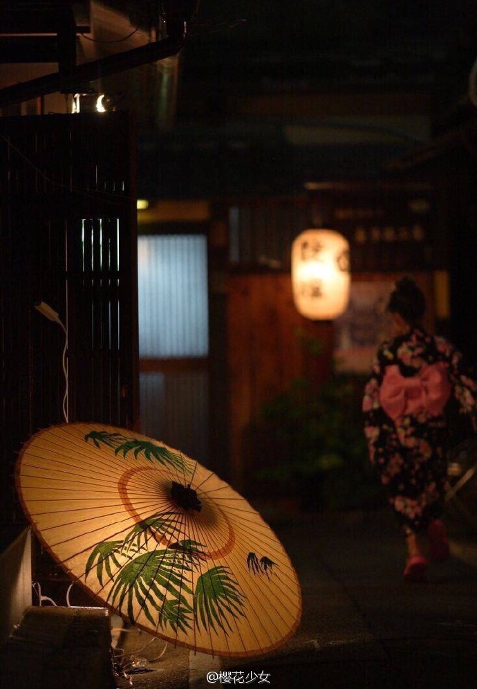 日本和伞，雨季里开出一朵朵花，静谧美丽#樱花少女#