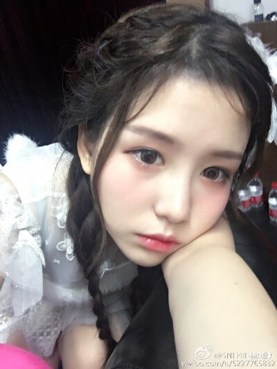 @SNH48-杨惠婷-：纠结了很久我的异国旅穿搭…到现在就拿了两件衣服我决定明早起来拿到哪几件就带哪几件我不在的这段时间这条微博就用来留言吧！快来尽情的表达对我的思念