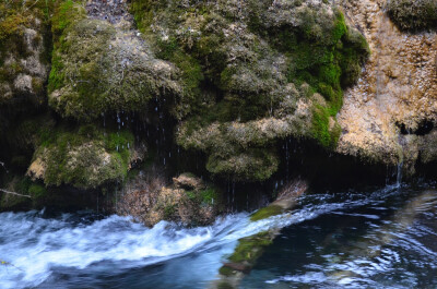 九寨沟溪水