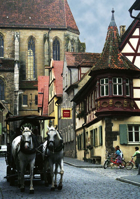 Rothenburg ob der Tauber, Bavaria, Germany (by Cthulhu79)。德国南部陶伯河上游的罗腾堡，位于高原之上，被当地居民称为“中古世纪之宝”，是德国所有城市中，保存中古世纪风貌最完整的地区。于1195年作为凡尔登主教鲁道夫的国都建立，是德国巴伐利亚最出名的小镇，有“中世纪遗留下的五彩珍珠”的美称。