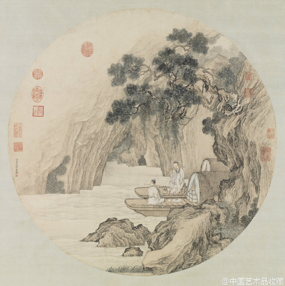 #清宫画家#【 清 金廷标 《画仙舟笛韵》 】纸本设色，高71.7cm，台北故宫博物院藏。 本幅装裱成圆形外框，绘石壁沿著框缘相对，劲松盘踞于石上恰可遮阴，河流穿越峡谷。松下二船并泊，舟艇中高士横笛和奏。皴山以披麻融入斧劈皴，用笔劲利。画面色泽晕染清雅，构景清奇，堪称妙制。