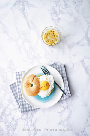 最近睡眠实在很差，半夜睡不着，早晨就醒不过来。[Brunch：牛油果泥鸡蛋贝果三明治，百香果养乐多 ] Music：Joel Adams《Please Don't Go》