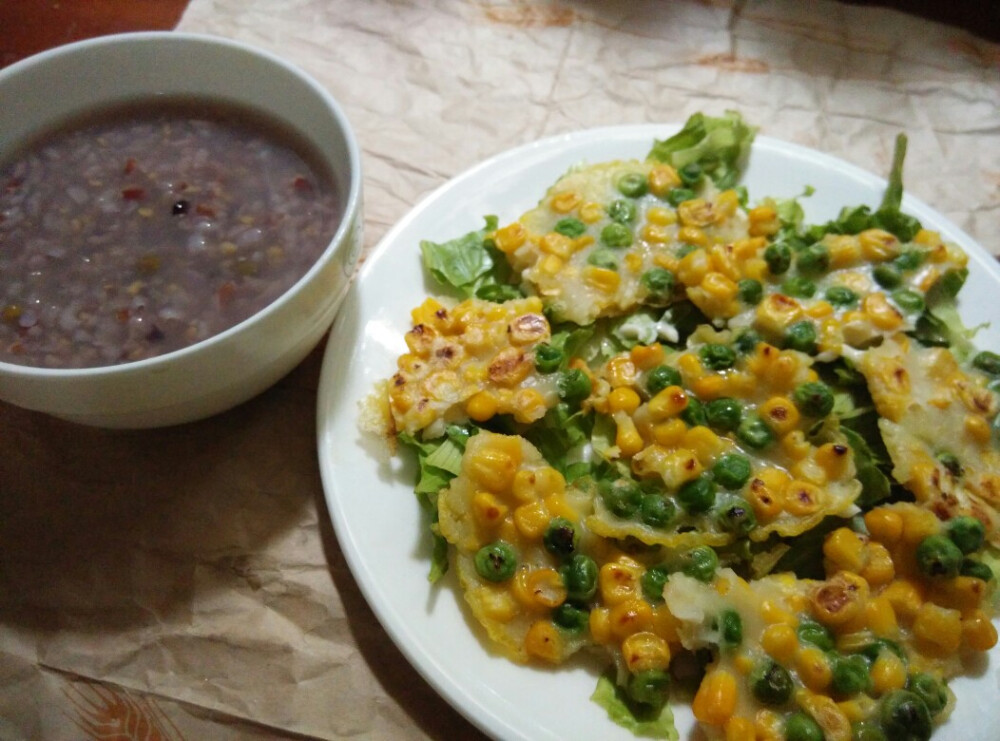 8月27日，早餐，八宝粥配饼卷生菜味道不错的～ 