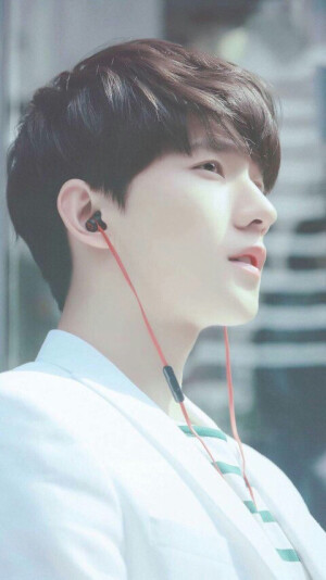 我爱的男孩，有着世上最英俊的侧脸