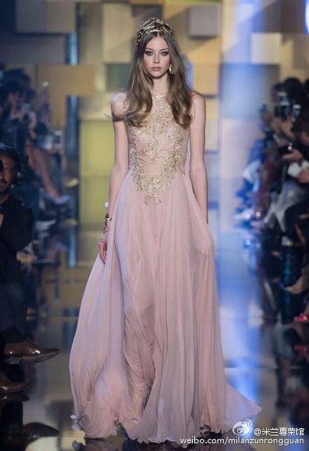 黎巴嫩设计师Elie Saab Fall 2015 Couture又上交了一份精彩巨作。他在延续以往的精细刺绣、闪钻与水晶等设计元素之外。本季以Shades of gold为灵感，结合对美的深刻理解，把亿万菇凉都美哭了。