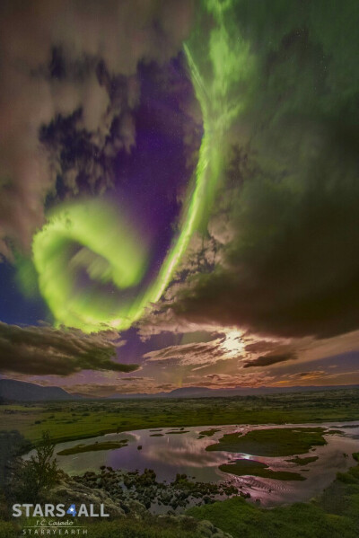 冰岛断层上空的极光
