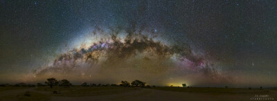 银河西落，拍摄于纳米比亚沙漠上空。
