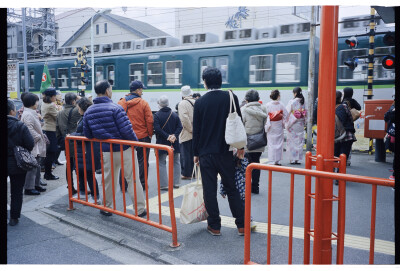 伏見稲荷大社駅，爸爸牵着小朋友