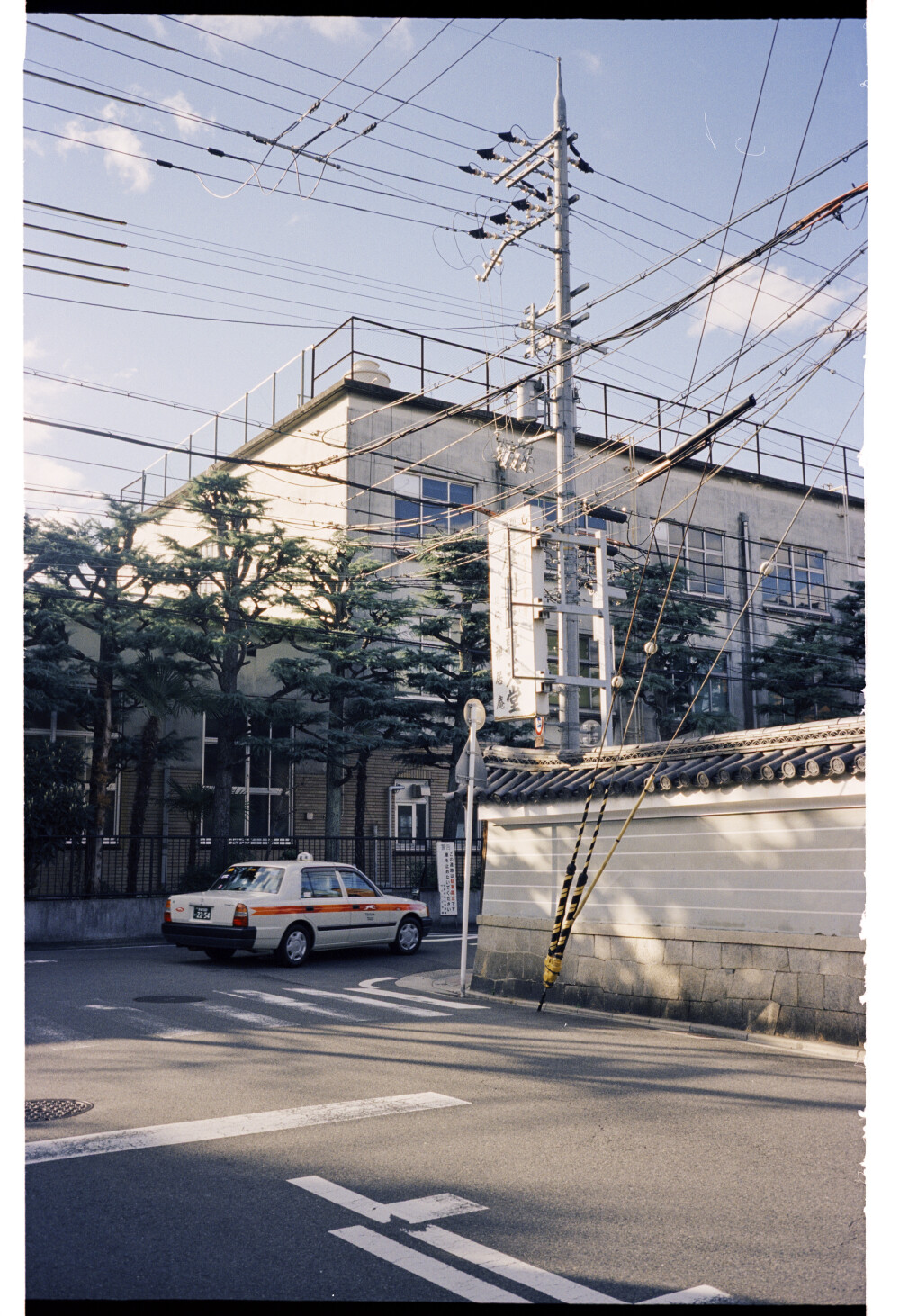 獨自漫步京都，無人街道，獨自一輛出租車