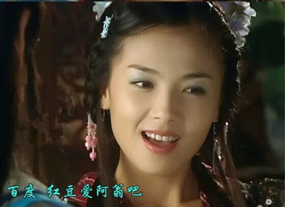 角色：刘依依
出自：魔剑生死棋
扮演者：刘涛
刘依依活泼明丽，如碧玉一般清澈。
整体造型凸显出了刘依依的青涩柔情。
她的眼神，似春风，如此温柔。