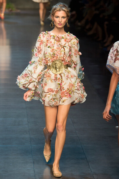 Dolce Gabbana 2014春夏成衣系列 本季品牌将意大利风情展现到极致。古希腊建筑印花裙、浪漫花朵爬满的轻盈纱裙，整体香槟金的女王装，令这场春夏大秀美不胜收，整个秀场洋溢着西西里的盎然春意～