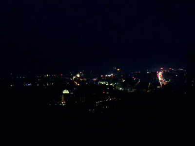 在山顶拍到的夜景( ￣▽￣)σ虽然爬山累了点