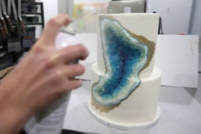 水晶洞蛋糕”热潮最先由澳大利亚带起，吸引了全球蛋糕师的仿效。几层高的婚礼蛋糕好像被人挖开一样，露出的并非是海绵蛋糕，而是色彩缤纷、闪闪发光的“水晶”。
