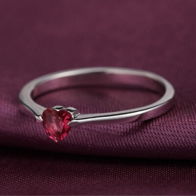 纯银镶爱心形红色宝石的戒指女戒，适合手指号数为13-14-15-16号的mm，精致小巧，唯美浪漫，戒指闭口，戴上不容易掉落
