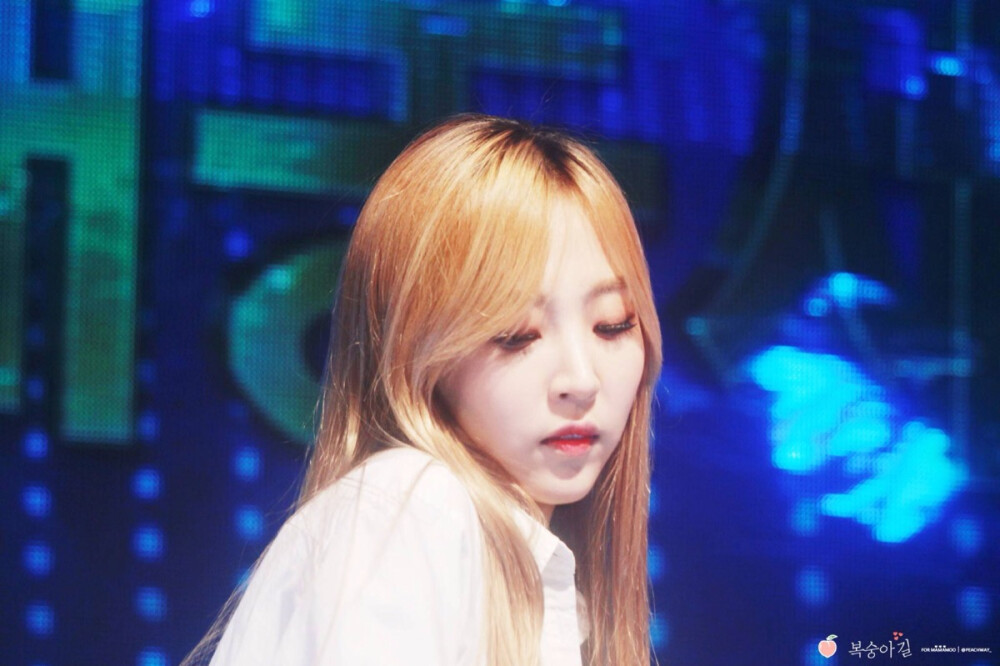 #MAMAMOO# #文星伊# #玟星# #MOONBYUL#
【151022 加耶大学公演饭拍9p】
图cr:peachway
对穿衬衫的你星毫无抵抗力！