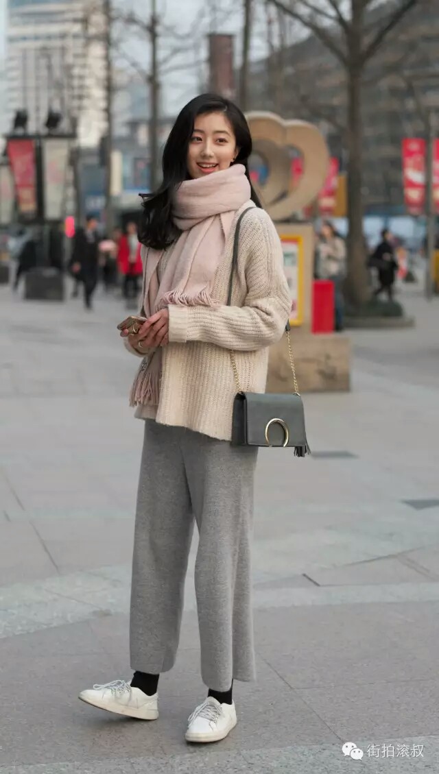 温暖系 杭州街拍 秋冬穿搭 时髦look 时尚博主 欧美风街拍 女模 关注惊喜–经常更新