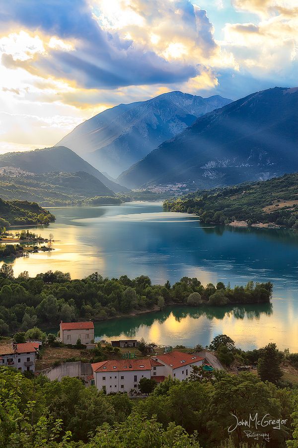 Lake of Barrea, Abruzzo National Park, Italy。意大利阿布鲁佐国家公园，位于亚平宁山脉中段，西距罗马约90千米。境内多古冰川地貌和喀斯特现象。桑格罗河为主要河流，并有维沃湖等一些天然湖泊。河谷地多葱翠的蔬菜地和白杨、柳、桤等树林。较高处为亚平宁山地典型的以山毛榉占优势的森林带，林中游隼、金鹰、苍鹰与啄木鸟等鸟类十分丰富；也是重要的珍贵濒危动物的栖息地。